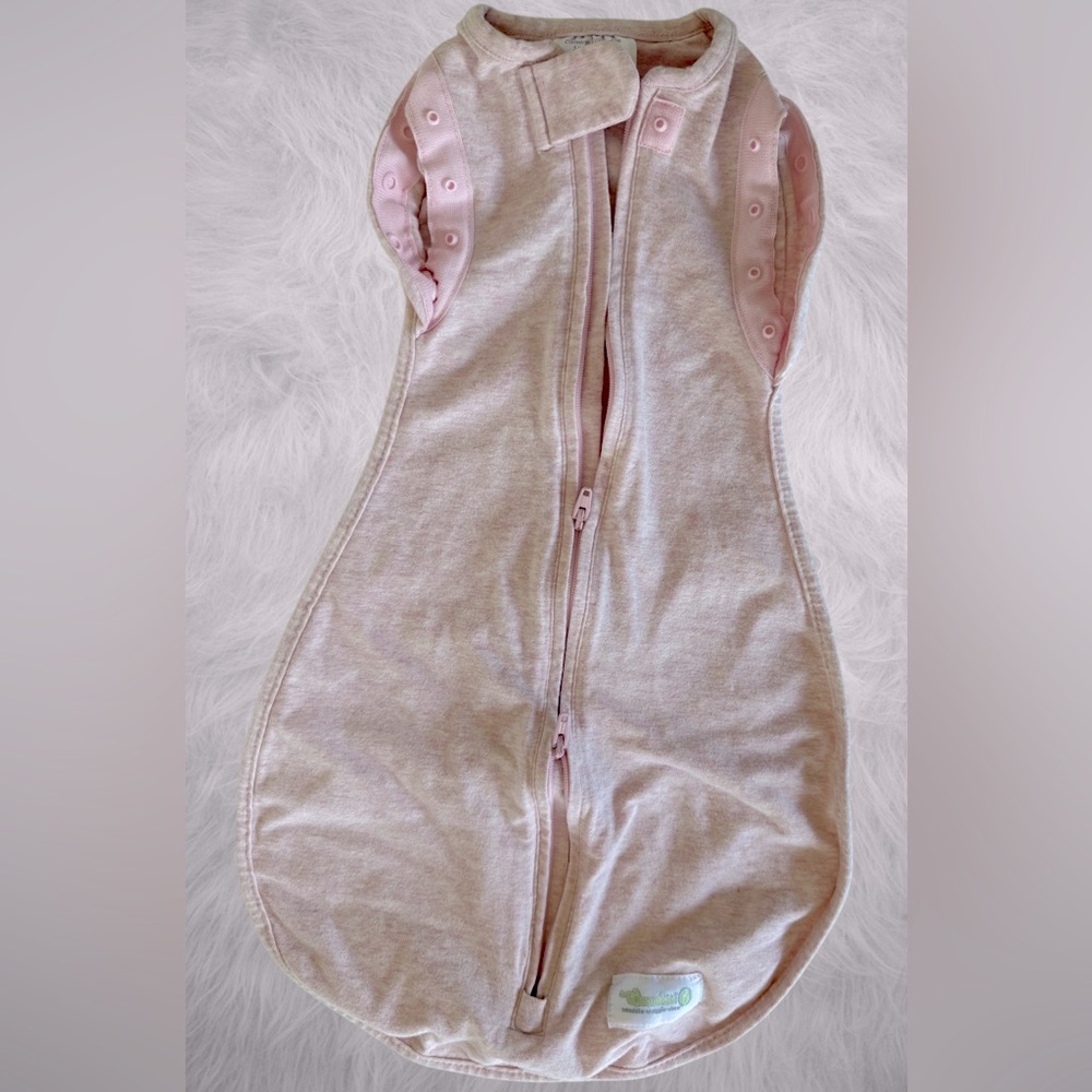 Woombie Convertible Baby Swaddle Converts to Arms-Free 0-3m Pink Two Way Zipper
